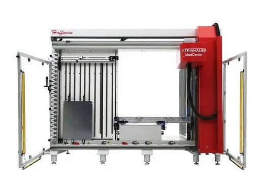 CNC-Fräse CNC-Fräse vor weißem Hintergrund, zeigt die Maschine in ihrer Gesamtheit.